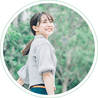 後ろを振り向く女性